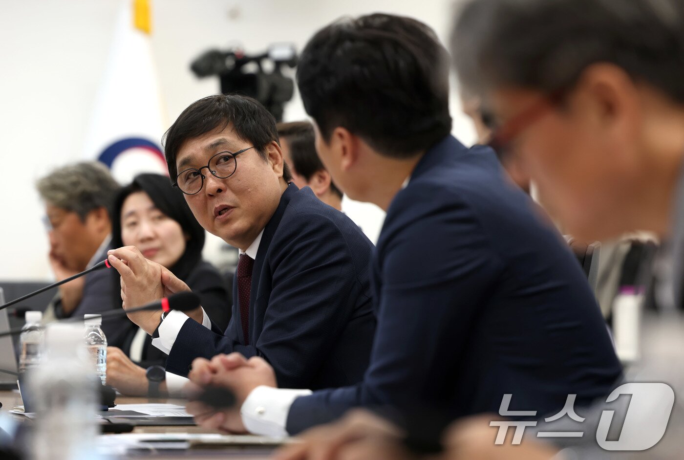 본문 이미지 - 최휘영 문화체육관광부 장관이 11일 서울 종로구 국립현대미술관 서울관에서 ‘프로축구 성장위원회’ 전체 회의를 열고 프로축구의 지속 가능한 성장을 위한 현장 과제와 정책화 방향에 대해 논의하고 있다. (문화체육관광부 제공. 재판매 및 DB 금지) 2026.5.11 ⓒ 뉴스1