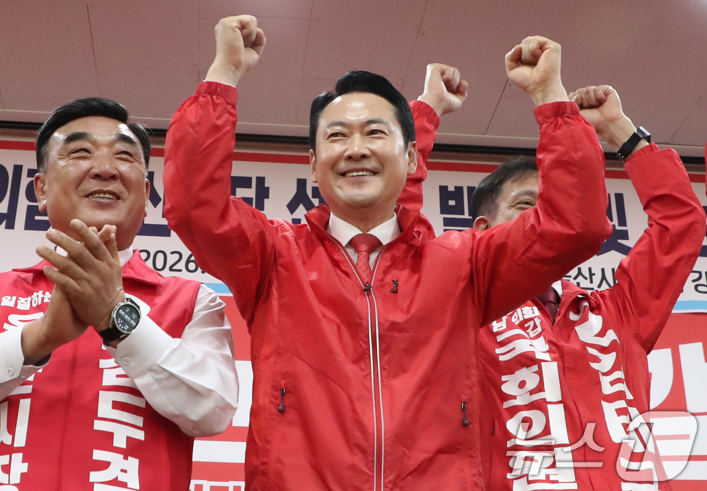 (울산=뉴스1) 조민주 기자 = 장동혁 국민의힘 대표가 11일 국민의힘 울산시당사에서 열린 선대위 발대식 및 후보자 공천장 수여식에 참석해 승리를 다짐하고 있다. 2026.5.11 …