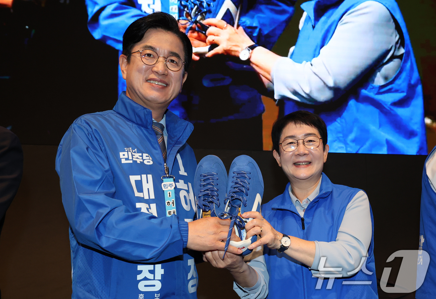 (대전=뉴스1) 김기태 기자 = 11일 선샤인 호텔에서 열린 더불어민주당 대전시당 선거대책위원회 확대간부회의 및 출범식에서 박정현 총괄선대위원장이 허태정 대전시장 후보에게 운동화를 …