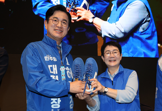 허태정 대전시장 후보에게 운동화 전달하는 민주당
