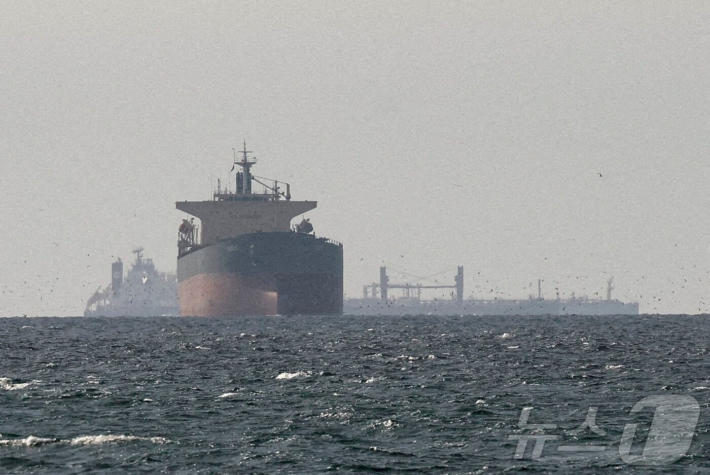 본문 이미지 - 지난 3월 11일(현지시간) 아랍에미리트(UAE) 북부 라스알카이마에서 바라본 걸프 해역의 화물선들이 호르무즈 해협 인근을 지나고 있다. 2026.5.10. ⓒ 로이터=뉴스1