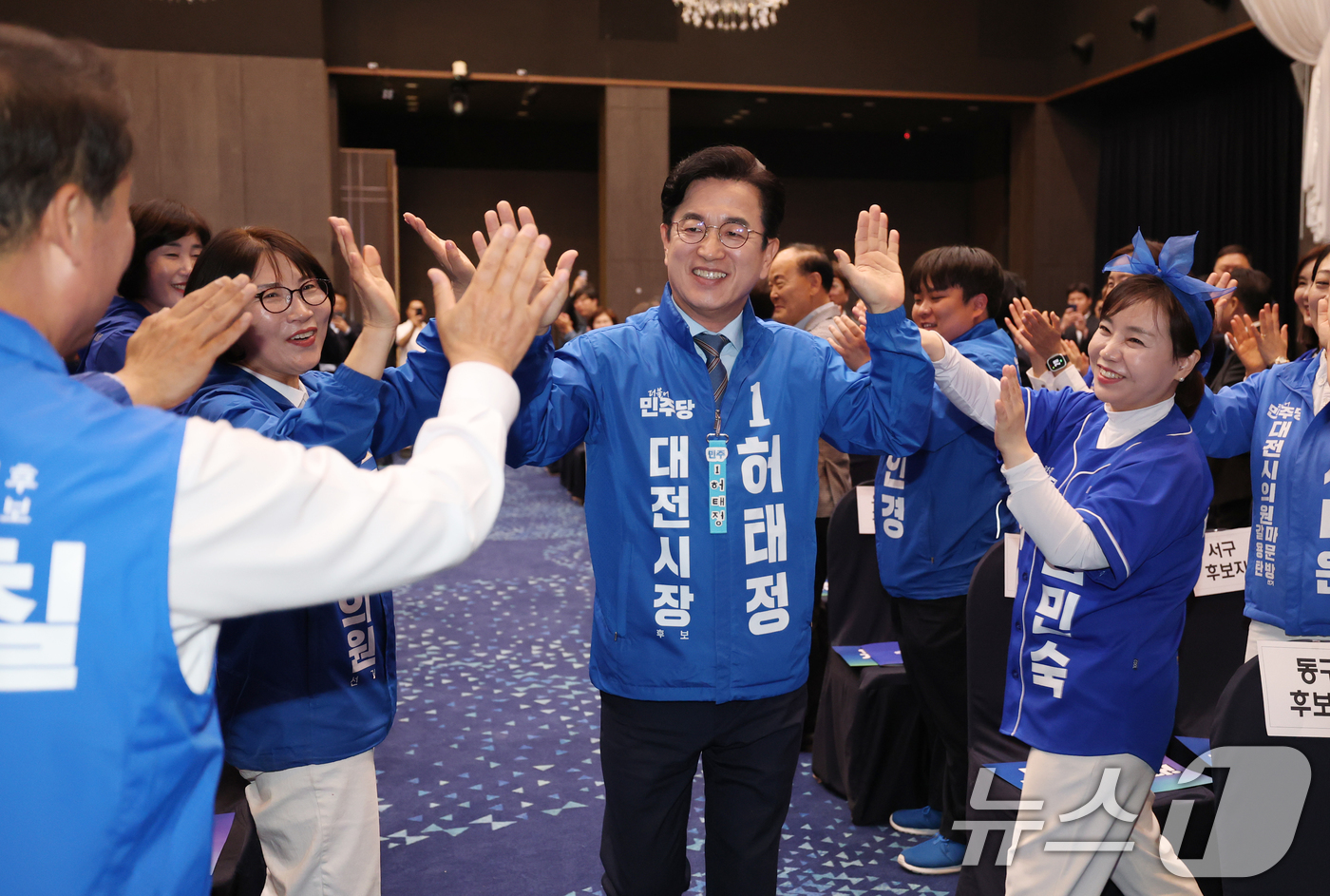(대전=뉴스1) 김기태 기자 = 허태정 대전시장 후보가 11일 선샤인 호텔에서 열린 더불어민주당 대전시당 선거대책위원회 확대간부회의 및 출범식에서 입장하고 있다. 2026.5.11 …
