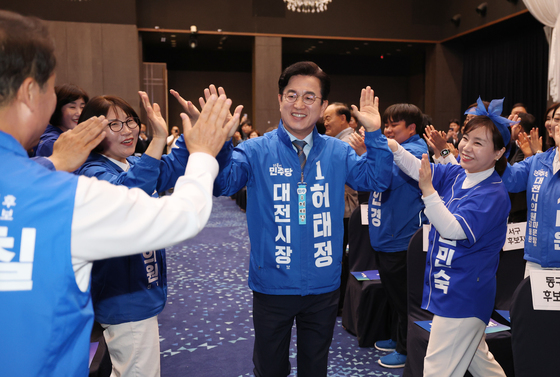 환호받으며 입장하는 허태정 대전시장 후보