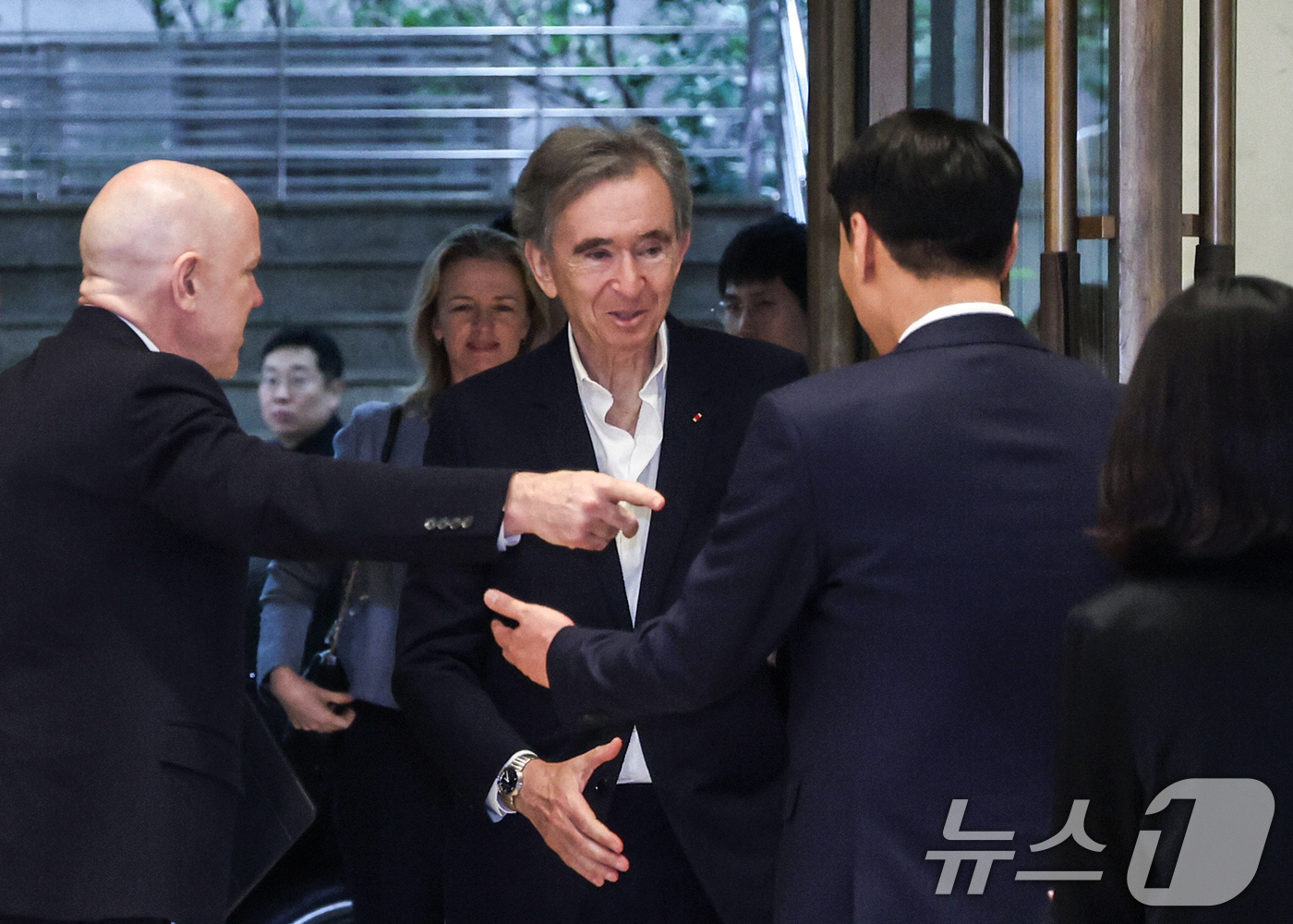(서울=뉴스1) 임지훈 인턴기자 = 베르나르 아르노 루이비통모에헤네시(LVMH) 회장이 11일 오후 서울 중구 소공동 롯데백화점 본점을 방문하고 있다. 2026.5.11/뉴스1
