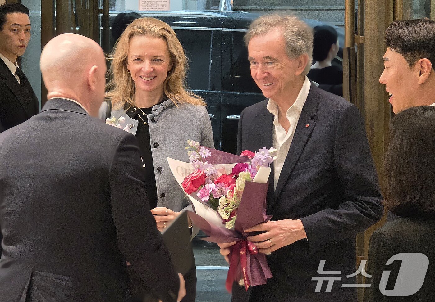 본문 이미지 - 베르나르 아르노 루이비통모에헤네시(LVMH) 회장과 회장의 장녀인 델핀 아르노 크리스챤 디올 CEO가 11일 오후 서울 중구 소공동 롯데백화점 본점을 방문하고 있다. 2026.5.11 ⓒ 뉴스1 이형진 기자