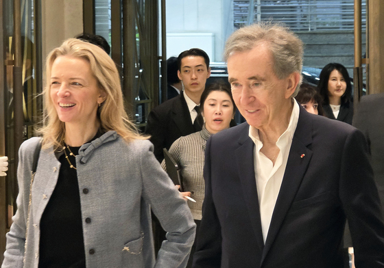 신세계 이어 롯데 찾은 아르노 LVMH 회장…디올·불가리 매장도 점검