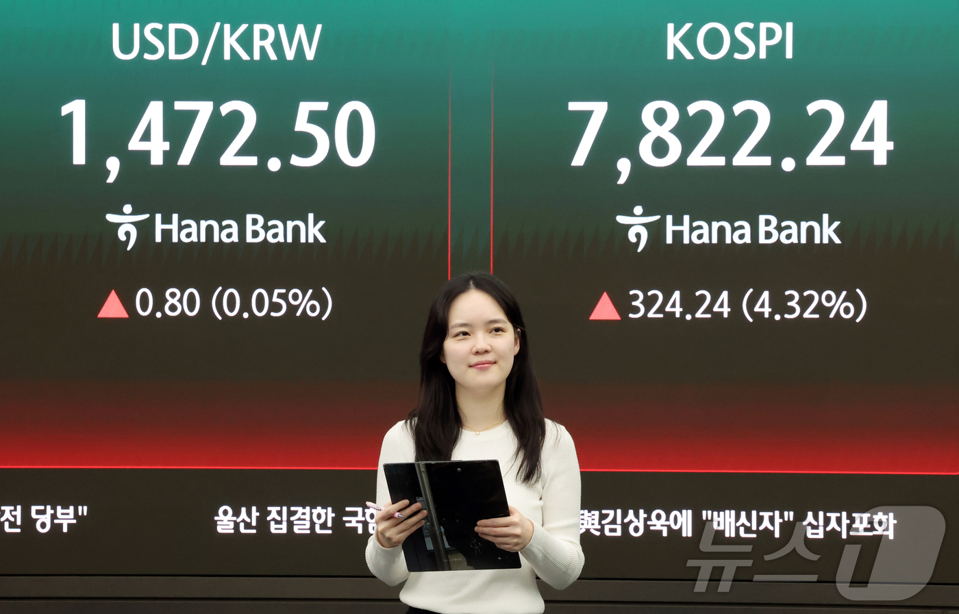 (서울=뉴스1) 김진환 기자 = 코스피가 사상 최고치를 경신 마감한 11일 오후 서울 중구 하나은행 딜링룸에 코스피 지수가 324.24포인트(4.32%) 상승한 7822.24를 나 …