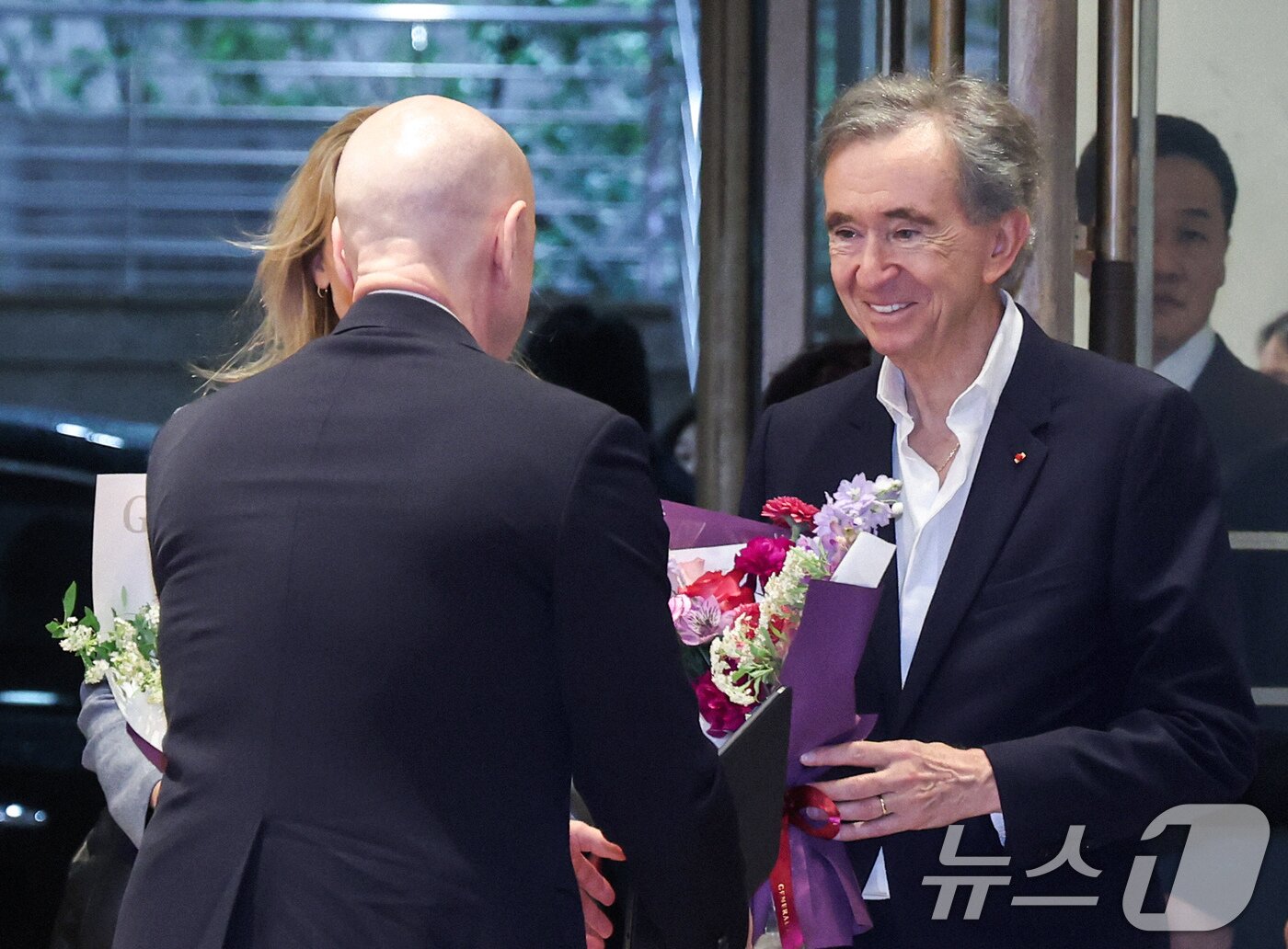 본문 이미지 - 베르나르 아르노 루이비통모에헤네시(LVMH) 회장이 11일 오후 서울 중구 소공동 롯데백화점 본점을 방문해 꽃다발을 받고 있다. 2026.5.11 ⓒ 뉴스1 임지훈 인턴기자