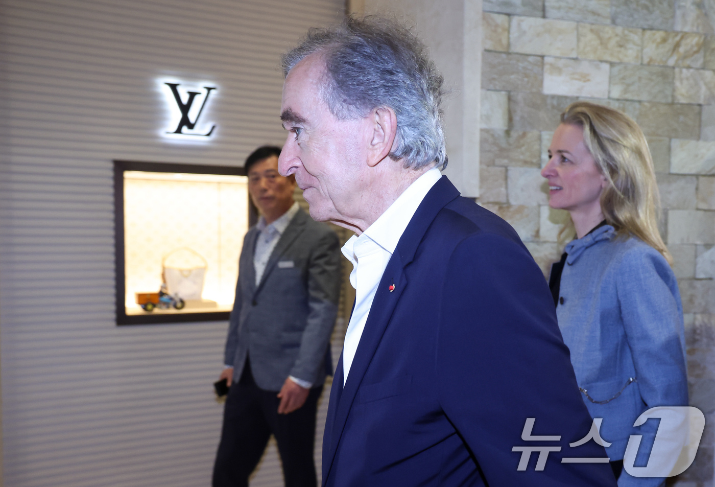 (서울=뉴스1) 임지훈 인턴기자 = 베르나르 아르노 루이비통모에헤네시(LVMH) 회장과 회장의 장녀인 델핀 아르노 크리스챤 디올 CEO가 11일 오후 서울 중구 소공동 롯데백화점 …