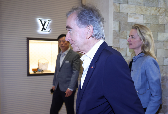 베르나르 아르노 LVMH 회장과 함께 롯데백화점 루이비통 매장 향하는 델핀 아르노 크리스챤 디올 CEO