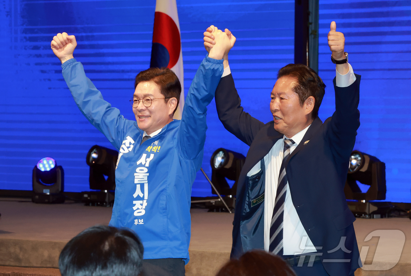 (서울=뉴스1) 황기선 기자 = 더불어민주당 상임총괄선대위원장인 정청래 대표가 11일 서울 영등포구 여의도 중소기업중앙회 KBIZ홀에서 열린 서울 공천자대회에 참석해 정원오 서울시 …