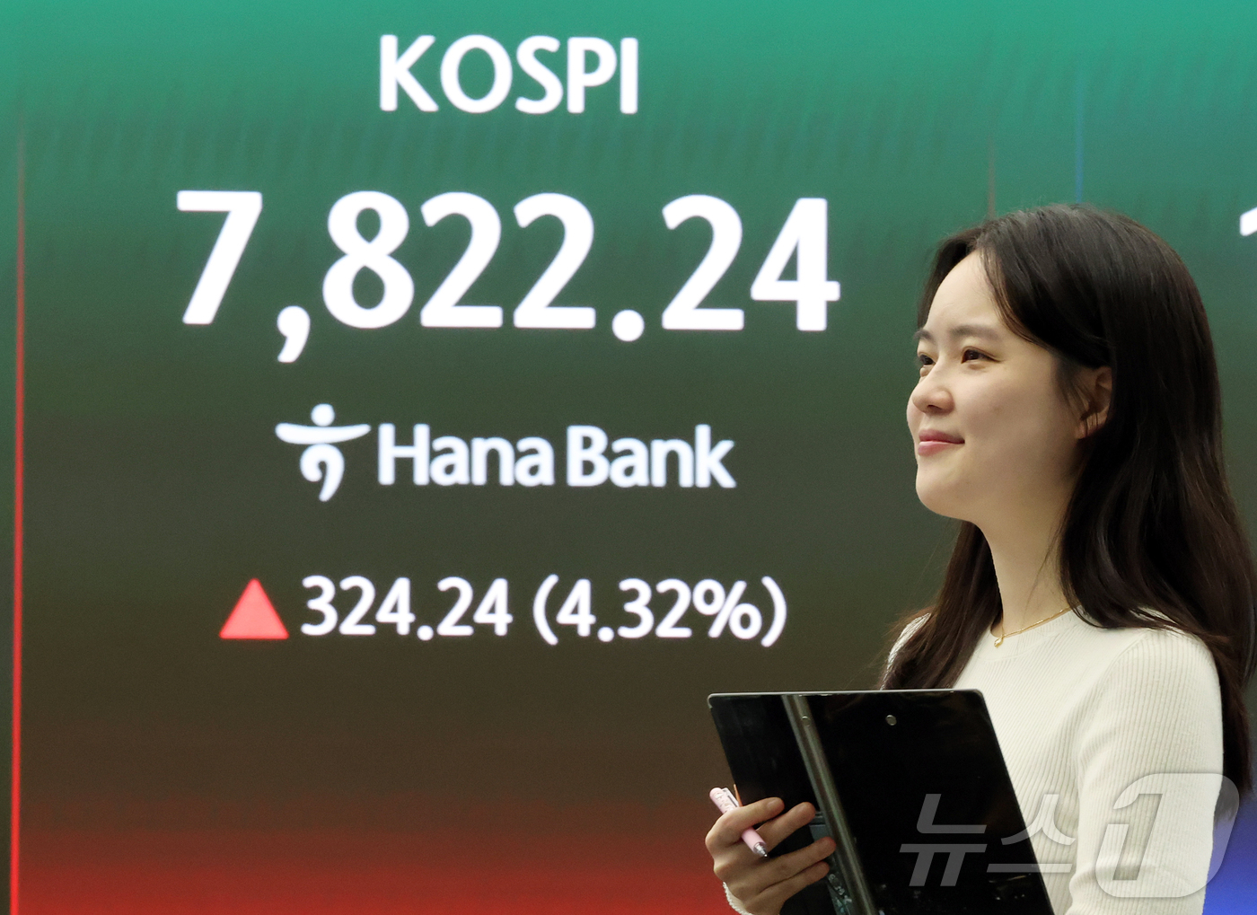 (서울=뉴스1) 김진환 기자 = 코스피가 사상 최고치를 경신 마감한 11일 오후 서울 중구 하나은행 딜링룸에 코스피 지수가 324.24포인트(4.32%) 상승한 7822.24를 나 …
