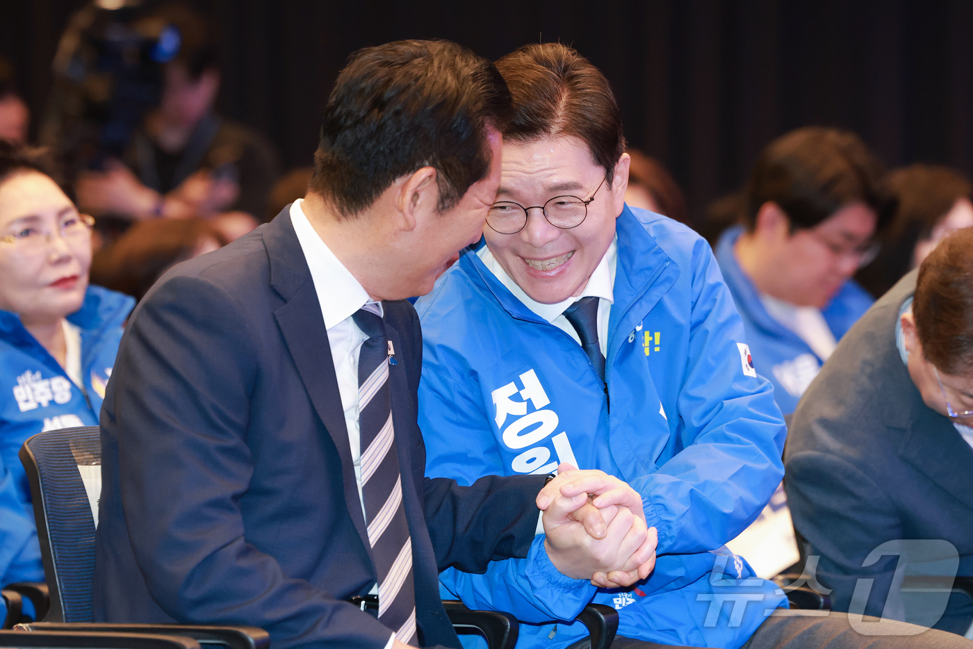 (서울=뉴스1) 황기선 기자 = 더불어민주당 상임총괄선대위원장인 정청래 대표가 11일 서울 영등포구 여의도 중소기업중앙회 KBIZ홀에서 열린 서울 공천자대회에 참석해 정원오 서울시 …