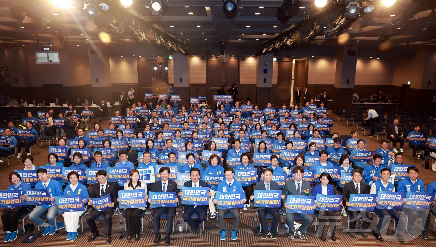(서울=뉴스1) 황기선 기자 = 더불어민주당 상임총괄선대위원장인 정청래 대표가 11일 서울 영등포구 여의도 중소기업중앙회 KBIZ홀에서 열린 서울 공천자대회에서 정원오 서울시장 후 …