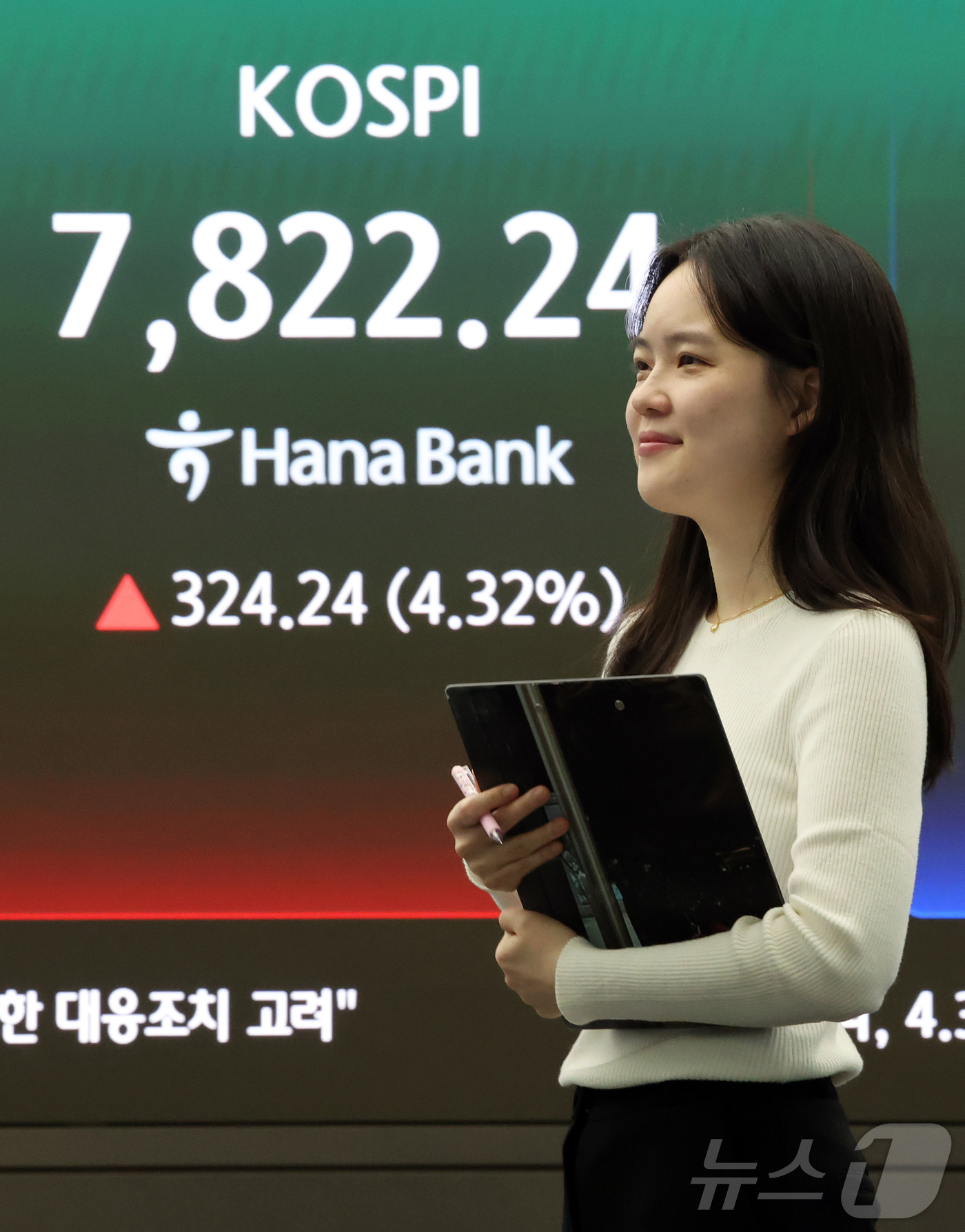 (서울=뉴스1) 김진환 기자 = 코스피가 사상 최고치를 경신 마감한 11일 오후 서울 중구 하나은행 딜링룸에 코스피 지수가 324.24포인트(4.32%) 상승한 7822.24를 나 …