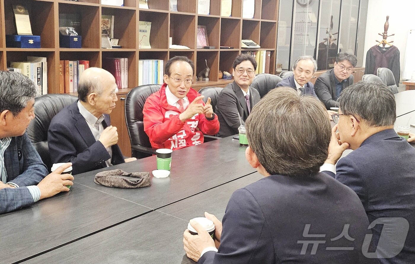 본문 이미지 - 추경호 국민의힘 대구시장 예비후보가 11일 오후 대구 수성구 대구지방변호사회를 찾아 법조인들과 간담회를 하고 있다. 2026.5.11 ⓒ 뉴스1 남승렬 기자