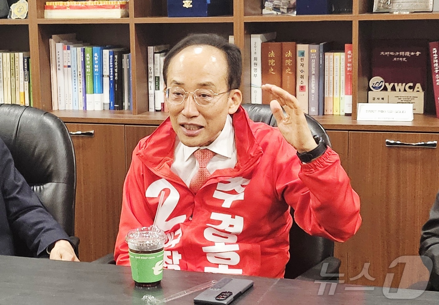 (대구=뉴스1) 남승렬 기자 = 추경호 국민의힘 대구시장 후보가 11일 오후 대구 수성구 대구지방변호사회를 찾아 법조인들과 간담회를 하고 있다. 2026.5.11/뉴스1