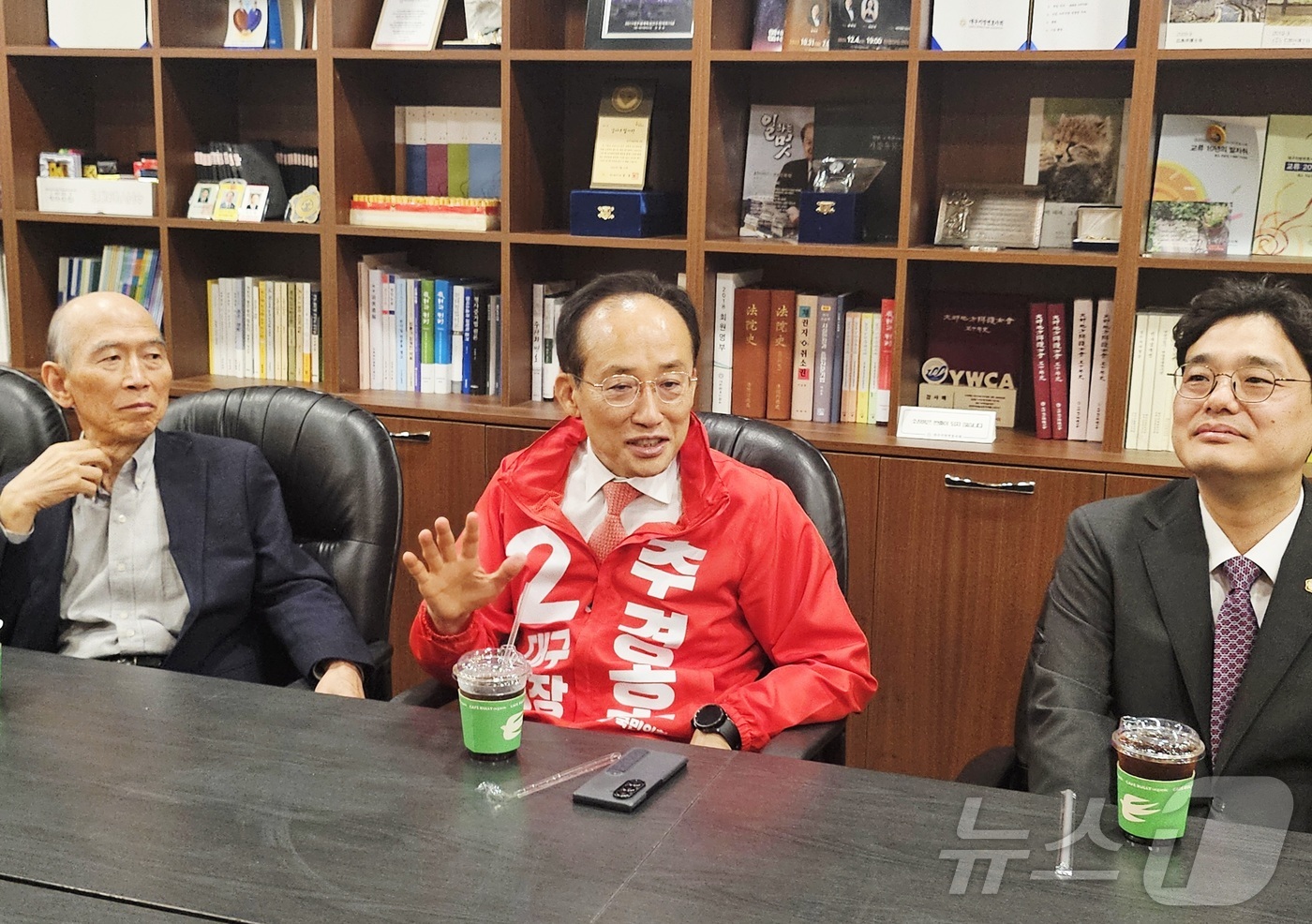 (대구=뉴스1) 남승렬 기자 = 추경호 국민의힘 대구시장 예비후보가 11일 오후 대구 수성구 대구지방변호사회를 찾아 법조인들과 간담회를 하고 있다. 2026.5.11/뉴스1