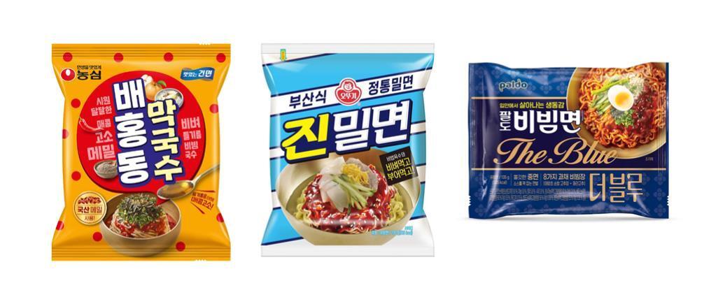 본문 이미지 - 올해 출시된 주요 여름면 제품 사진. (왼쪽부터) 농심 배홍동막국수, 오뚜기 진밀면, 팔도 팔도비빔면 더 블루.(각 사 제공)