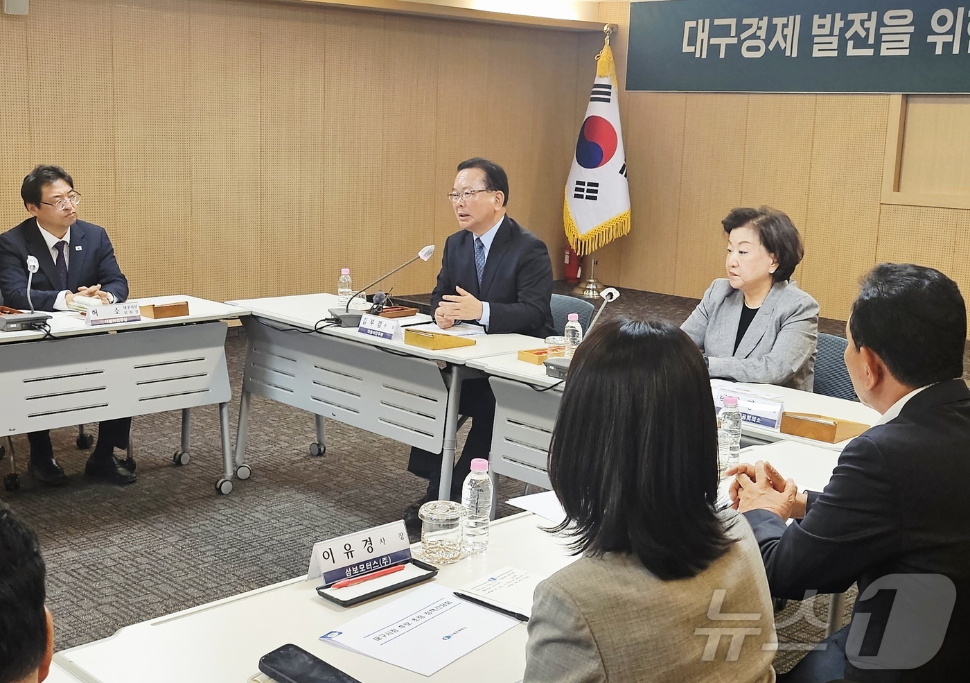 (대구=뉴스1) 남승렬 기자 = 김부겸 더불어민주당 대구시장 예비후보가 11일 오후 대구상공회의소를 찾아 경제인인들과 간담회를 하고 있다. 2026.5.11/뉴스1