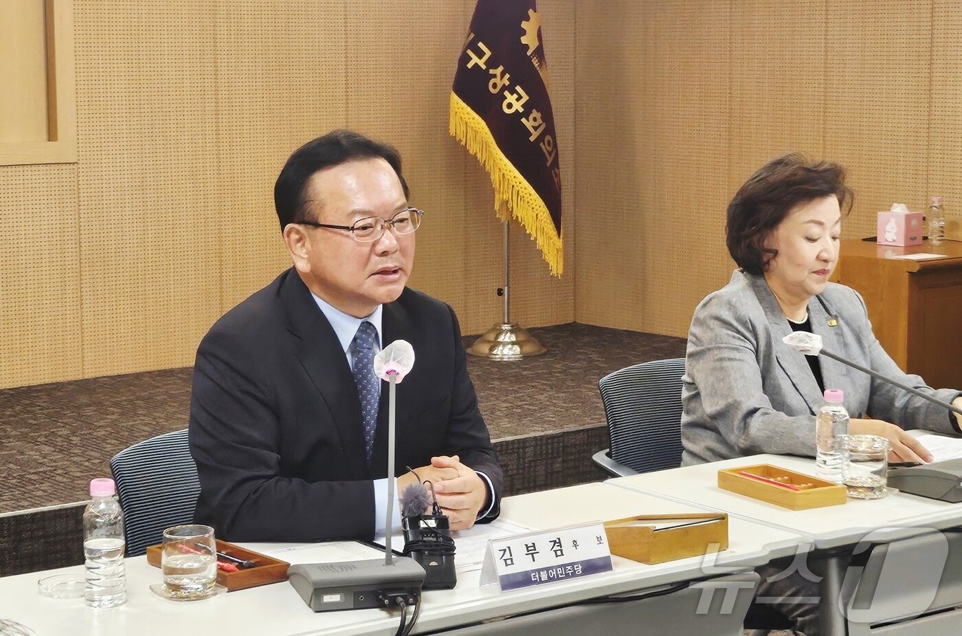 본문 이미지 - 김부겸 더불어민주당 대구시장 예비후보가 11일 오후 대구상공회의소를 찾아 경제인인들과 간담회를 하고 있다. 2026.5.11 ⓒ 뉴스1 남승렬 기자