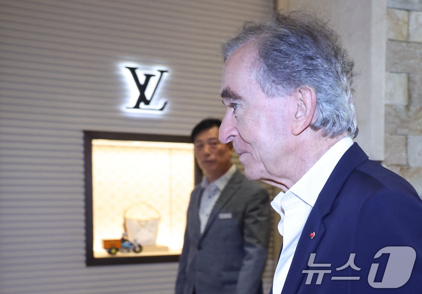 본문 이미지 - 베르나르 아르노 루이비통모에헤네시(LVMH) 회장이 11일 오후 서울 중구 소공동 롯데백화점 본점 루이비통 매장으로 향하고 있다. 2026.5.11 ⓒ 뉴스1 임지훈 인턴기자