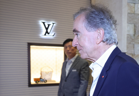 롯데백화점 루이비통 매장 향하는 베르나르 아르노 LVMH 회장