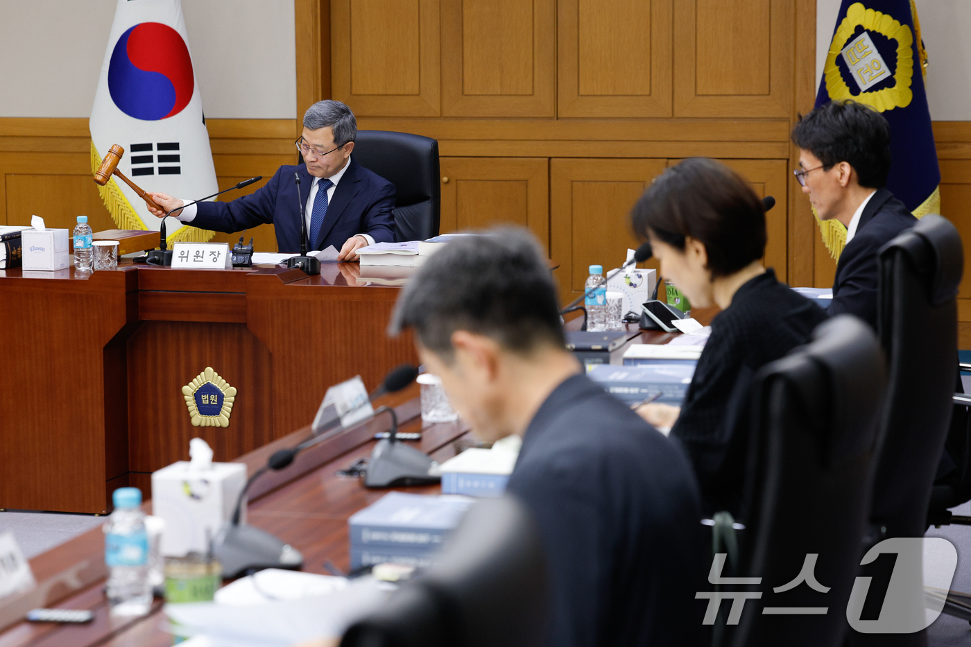 (서울=뉴스1) 안은나 기자 = 이동원 양형위원장이 11일 오후 서울 서초구 대법원에서 열린 양형위원회 제145차 회의에 참석해 개의를 선언하고 있다.중대재해처벌법(중처법) 양형기 …