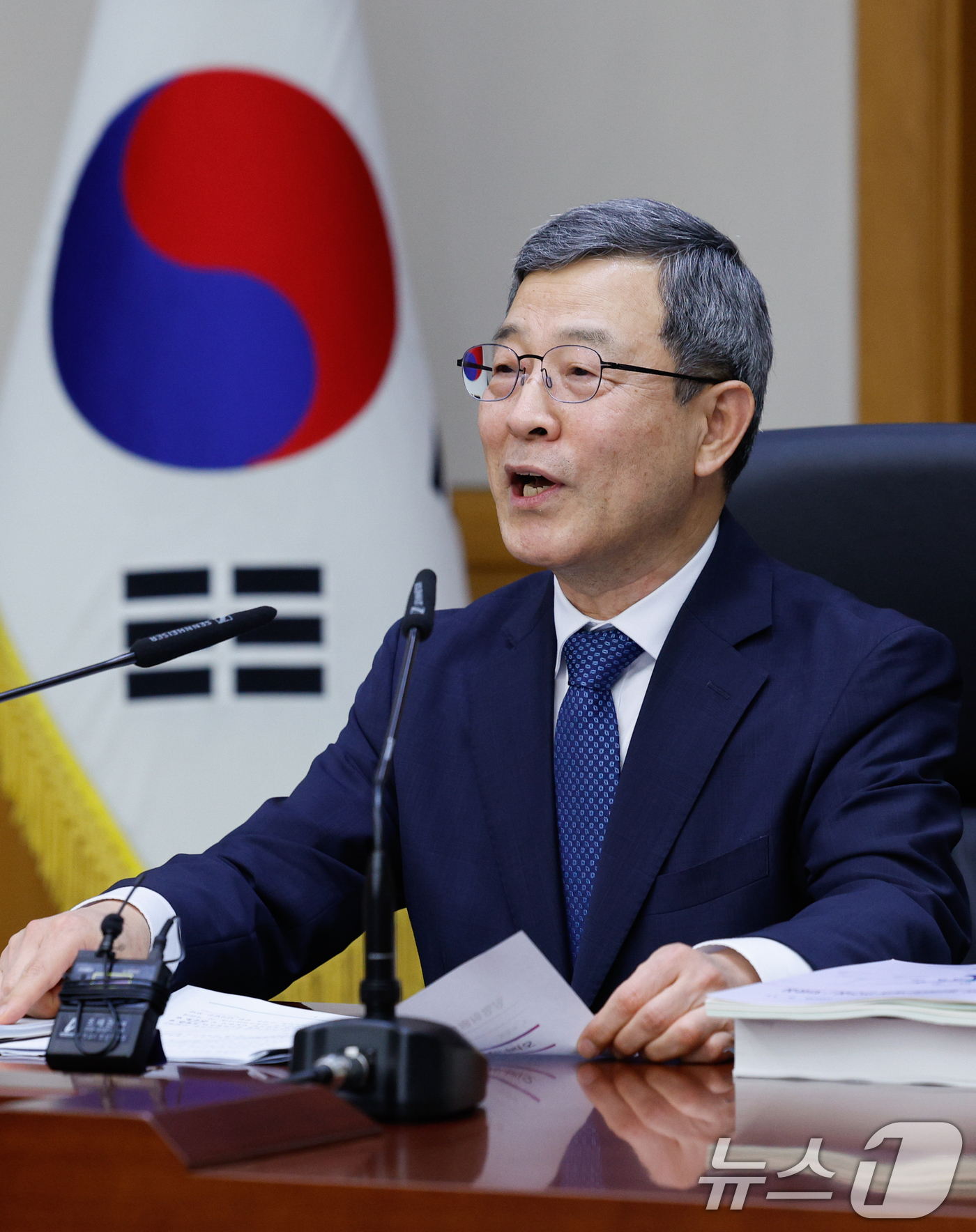 (서울=뉴스1) 안은나 기자 = 이동원 양형위원장이 11일 오후 서울 서초구 대법원에서 열린 양형위원회 제145차 회의에 참석해 모두 발언하고 있다.중대재해처벌법(중처법) 양형기준 …
