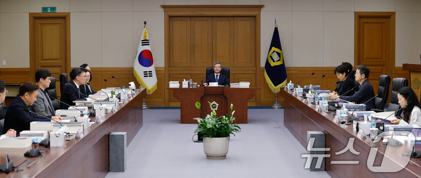 (서울=뉴스1) 안은나 기자 = 이동원 양형위원장이 11일 오후 서울 서초구 대법원에서 양형위원회 제145차 회의를 주재하고 있다.중대재해처벌법(중처법) 양형기준 검토에 나선 양형 …