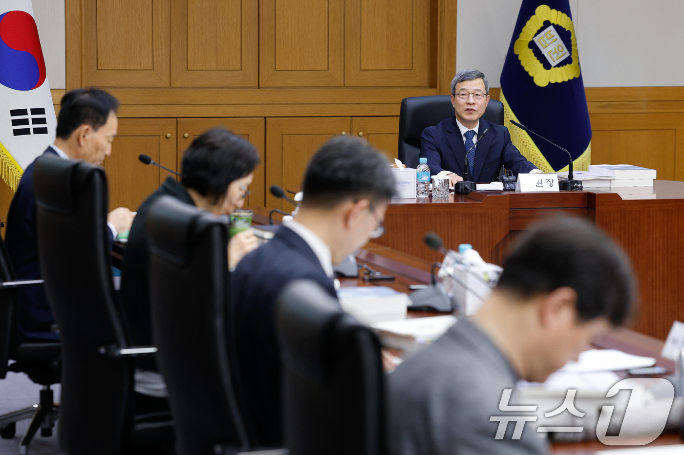 (서울=뉴스1) 안은나 기자 = 이동원 양형위원장이 11일 오후 서울 서초구 대법원에서 열린 양형위원회 제145차 회의에 참석해 모두 발언하고 있다.중대재해처벌법(중처법) 양형기준 …