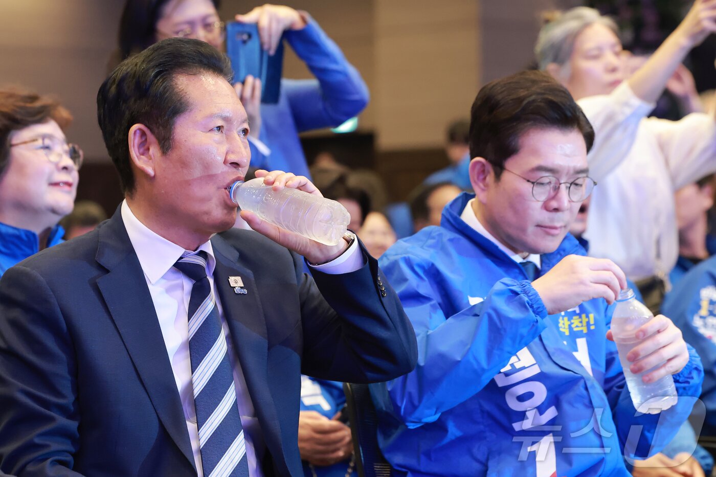 본문 이미지 - 더불어민주당 상임총괄선대위원장인 정청래 대표가 11일 서울 영등포구 여의도 중소기업중앙회 KBIZ홀에서 열린 서울 공천자대회에 참석해 정원오 서울시장 후보와 함께 물을 마시고 있다. (공동취재) 2026.5.11 ⓒ 뉴스1 황기선 기자