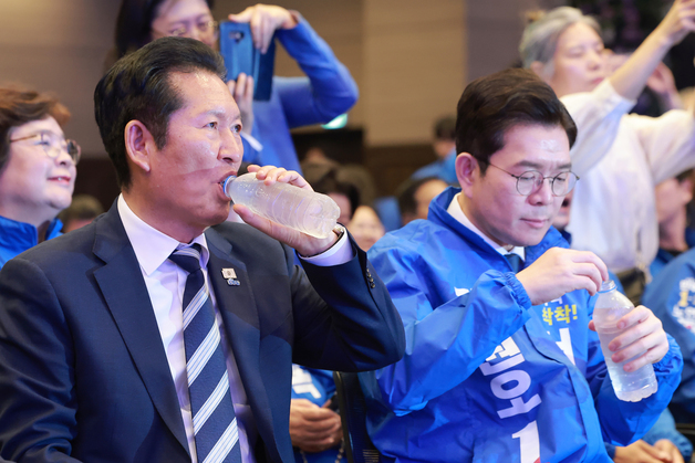 물 마시는 정청래·정원오