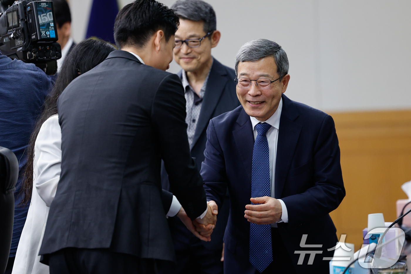 (서울=뉴스1) 안은나 기자 = 이동원 양형위원장이 11일 오후 서울 서초구 대법원에서 열린 양형위원회 제145차 회의에서 참석자들과 인사를 나누고 있다. 2026.5.11/뉴스1 …