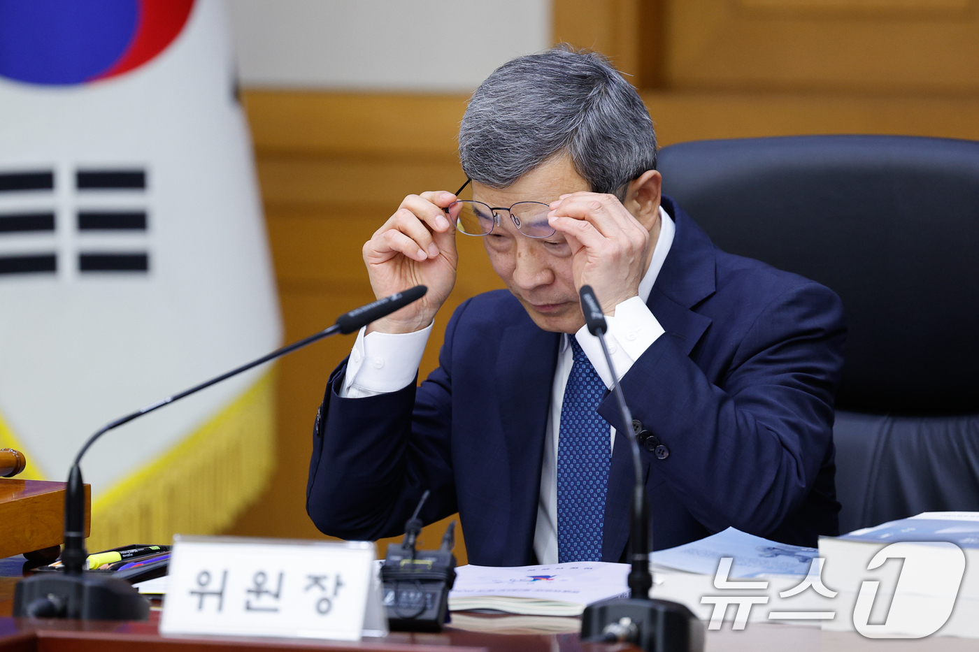 (서울=뉴스1) 안은나 기자 = 이동원 양형위원장이 11일 오후 서울 서초구 대법원에서 열린 양형위원회 제145차 회의에서 참석자들과 인사를 나누고 있다. 2026.5.11/뉴스1 …