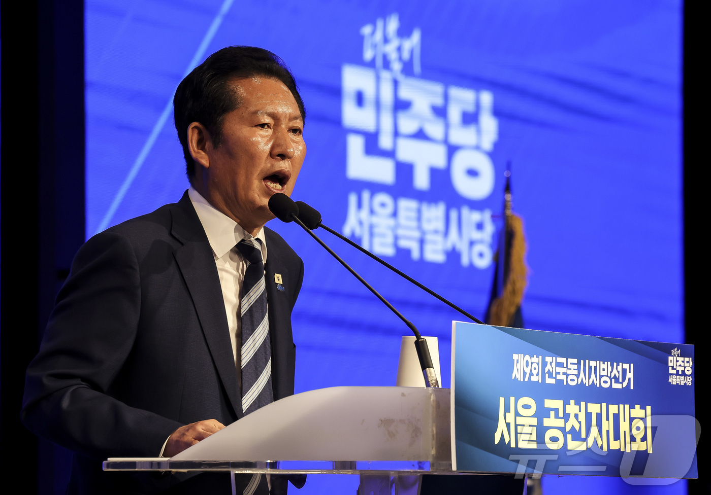 (서울=뉴스1) 황기선 기자 = 더불어민주당 상임총괄선대위원장인 정청래 대표가 11일 서울 영등포구 여의도 중소기업중앙회 KBIZ홀에서 열린 서울 공천자대회에서 인사말을 하고 있다 …