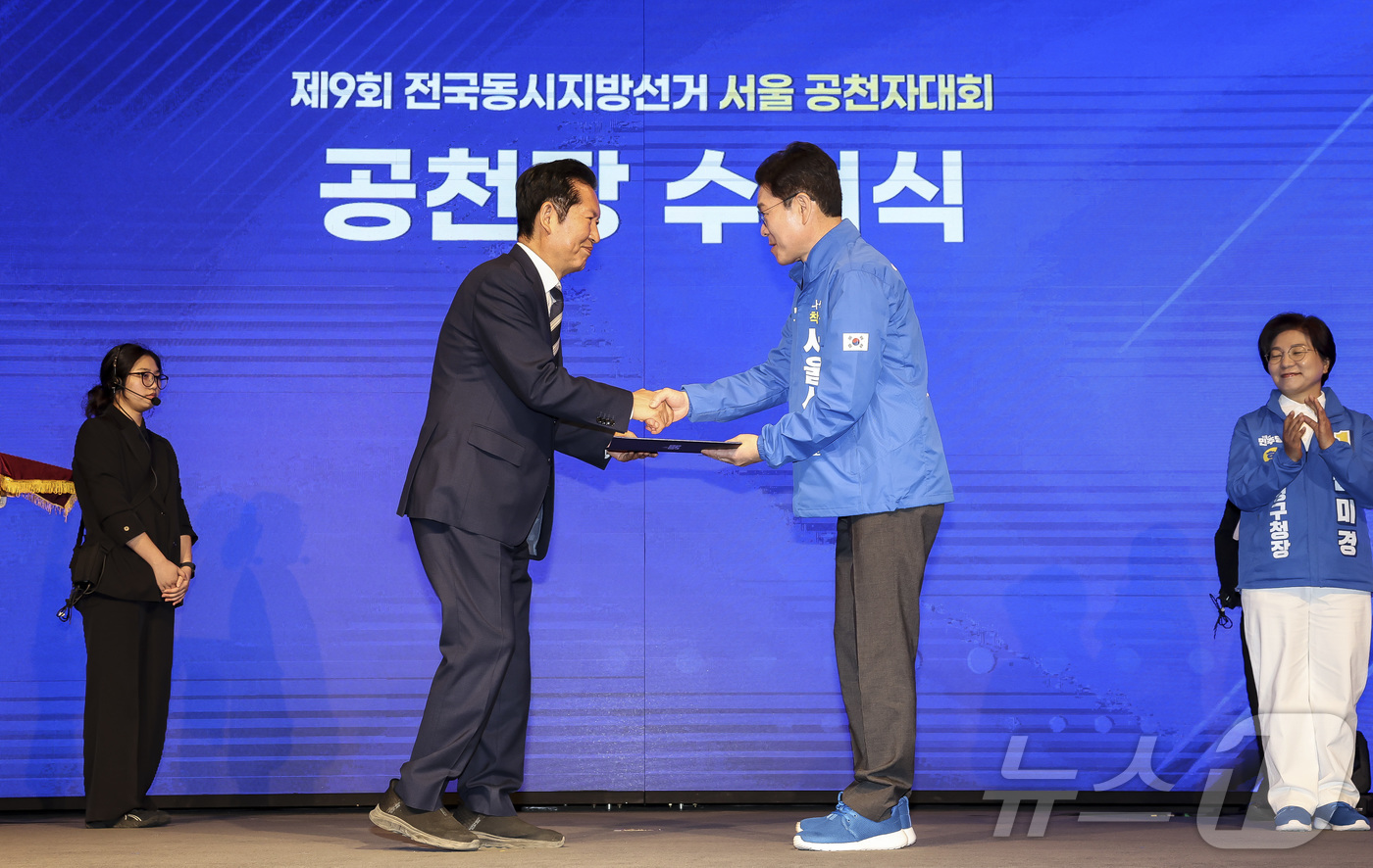 (서울=뉴스1) 황기선 기자 = 더불어민주당 상임총괄선대위원장인 정청래 대표가 11일 서울 영등포구 여의도 중소기업중앙회 KBIZ홀에서 열린 서울 공천자대회에 참석해 정원오 서울시 …