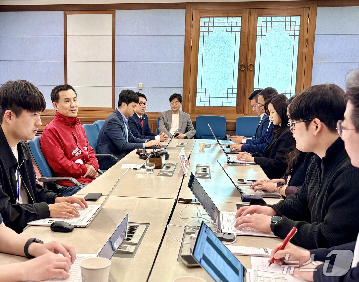 본문 이미지 - 김진태 국민의힘 강원특별자치도지사 예비후보가 11일 강원도청 브리핑룸에서 열린 기자간담회에서 발언하고 있다.(김진태 후보 측 제공. 재판매 및 DB금지)/뉴스1
