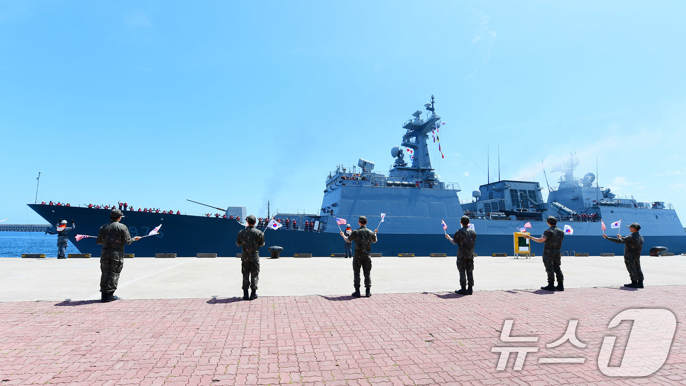 (서울=뉴스1) = 해군 구축함 문무대왕함(DDH-Ⅱ, 4,400톤급)이 미국 국제관함식 참가를 위해 11일 오후 제주해군기지에서 기동함대사령부 장병들의 환송을 받으며 출항하고 있 …