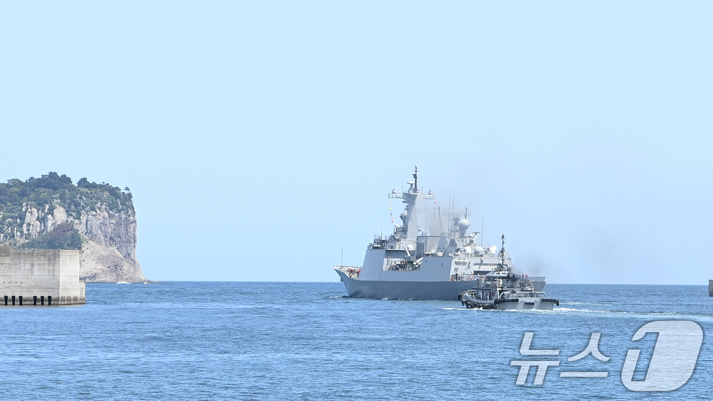 (서울=뉴스1) = 해군 구축함 문무대왕함(DDH-Ⅱ, 4,400톤급)이 미국 국제관함식 참가를 위해 11일 오후 제주해군기지에서 출항하고 있다. (해군 제공. 재판매 및 DB 금 …