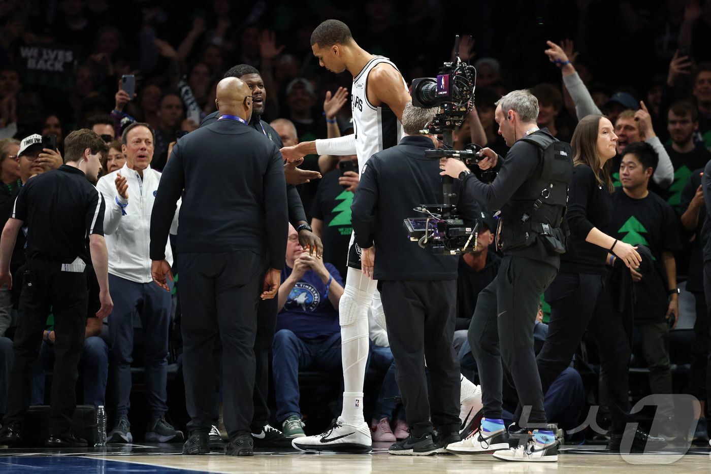 본문 이미지 - NBA 샌안토니오 웸반야마가 2쿼터 초반 반칙으로 퇴장당하고 있다. ⓒ AFP=뉴스1