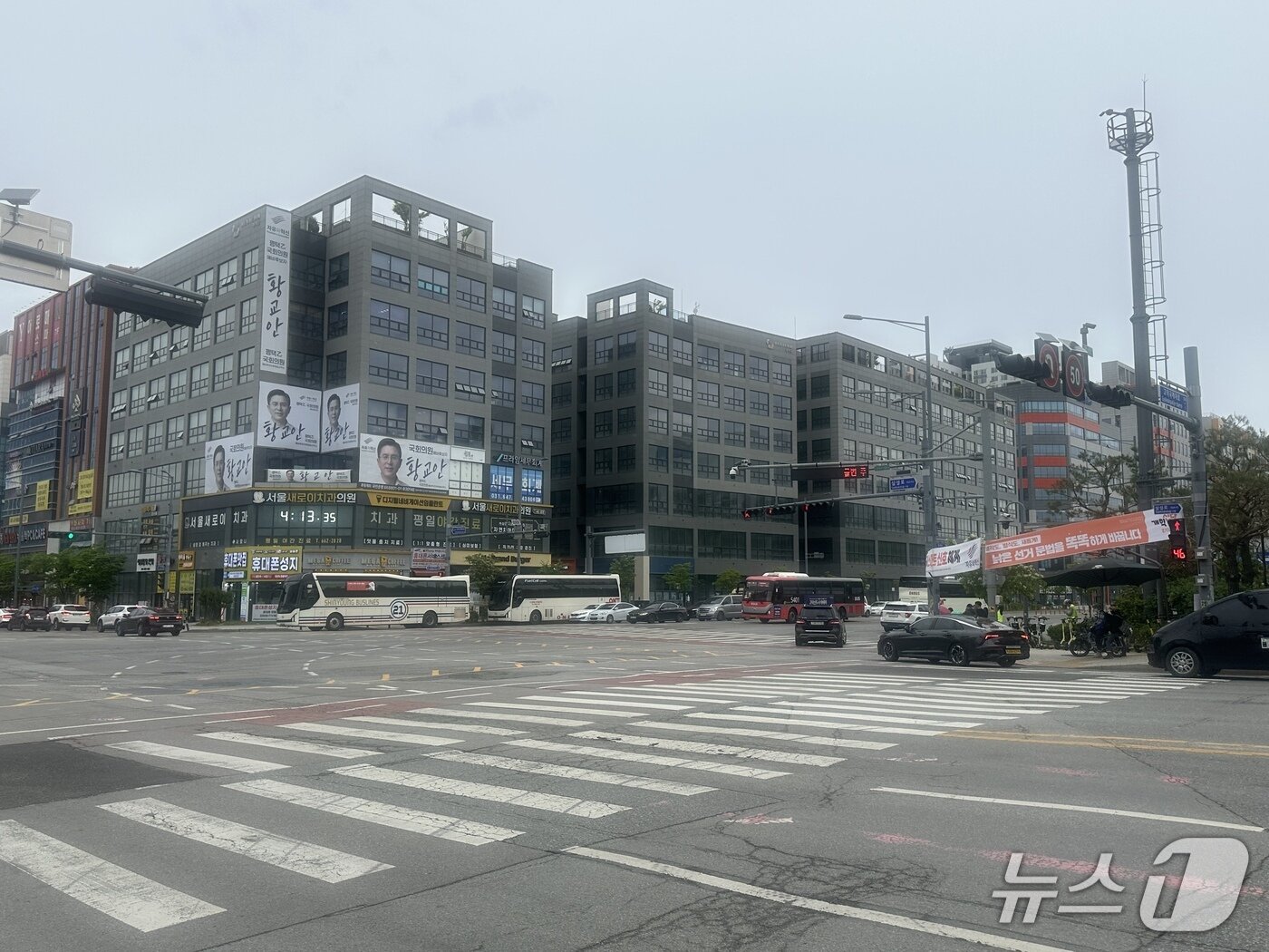본문 이미지 -  경기 평택 고덕신도시 삼성전자 평택캠퍼스 인근 도로에 후보 현수막이 걸려 있다. 2026.5.11./뉴스1