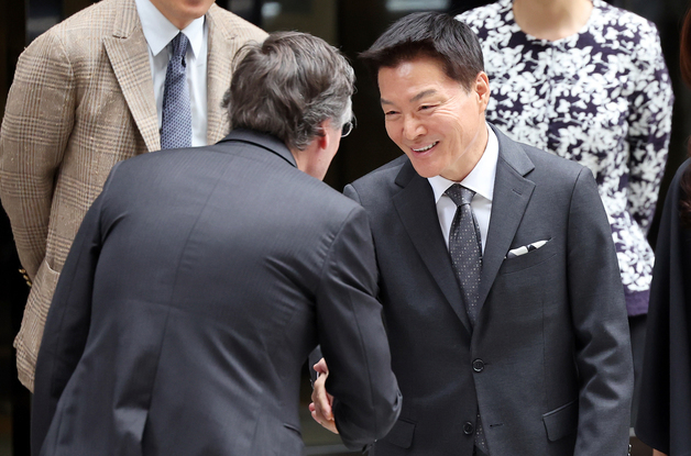 피에트로 베카리과 인사 나누는 박주형 신세계백화점 대표
