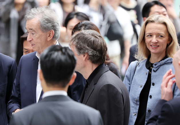 베르나르 아르노 LVMH 회장, 델핀 아르노 크리스챤 디올 CEO와 함께 방한