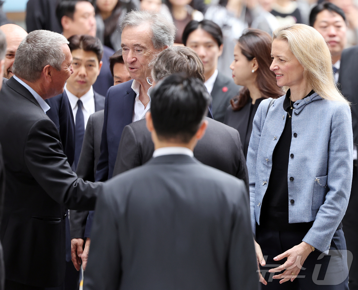 (서울=뉴스1) 김진환 기자 = 베르나르 아르노 루이뷔통모에헤네시(LVMH) 회장의 장녀인 델핀 아르노 크리스챤 디올 CEO(오른쪽)가 11일 서울 중구 소공동 신세계백화점 본점 …