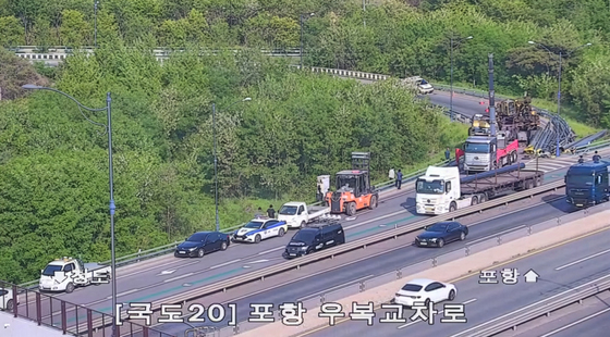 포항 우복교차로 램프 구간 대형 트레일러 전도…2시간째 통제