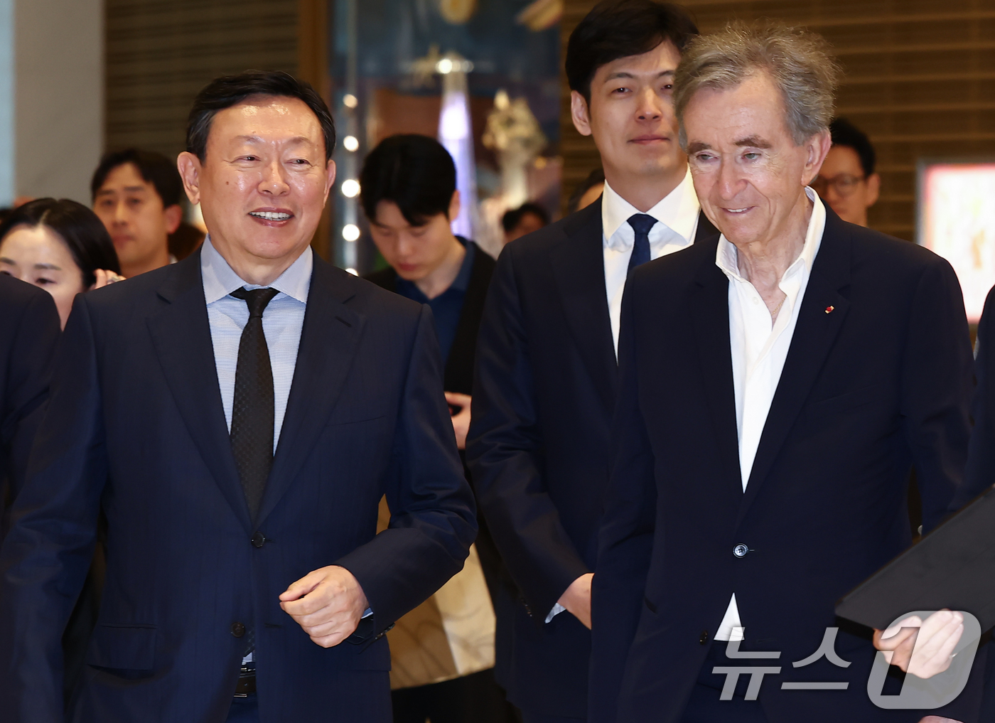 (서울=뉴스1) 김민지 기자 = 베르나르 아르노 루이비통모에헤네시(LVMH) 회장과 신동빈 롯데그룹 회장이 11일 오후 서울 송파구 루이비통 롯데백화점에비뉴엘월드타워점을 방문, 매 …