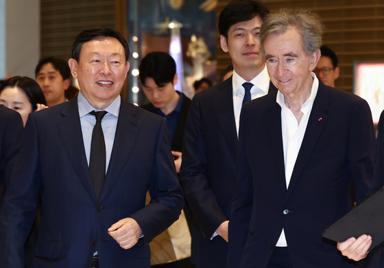 신동빈 회장과 루이비통 매장 향하는 아르노 회장
