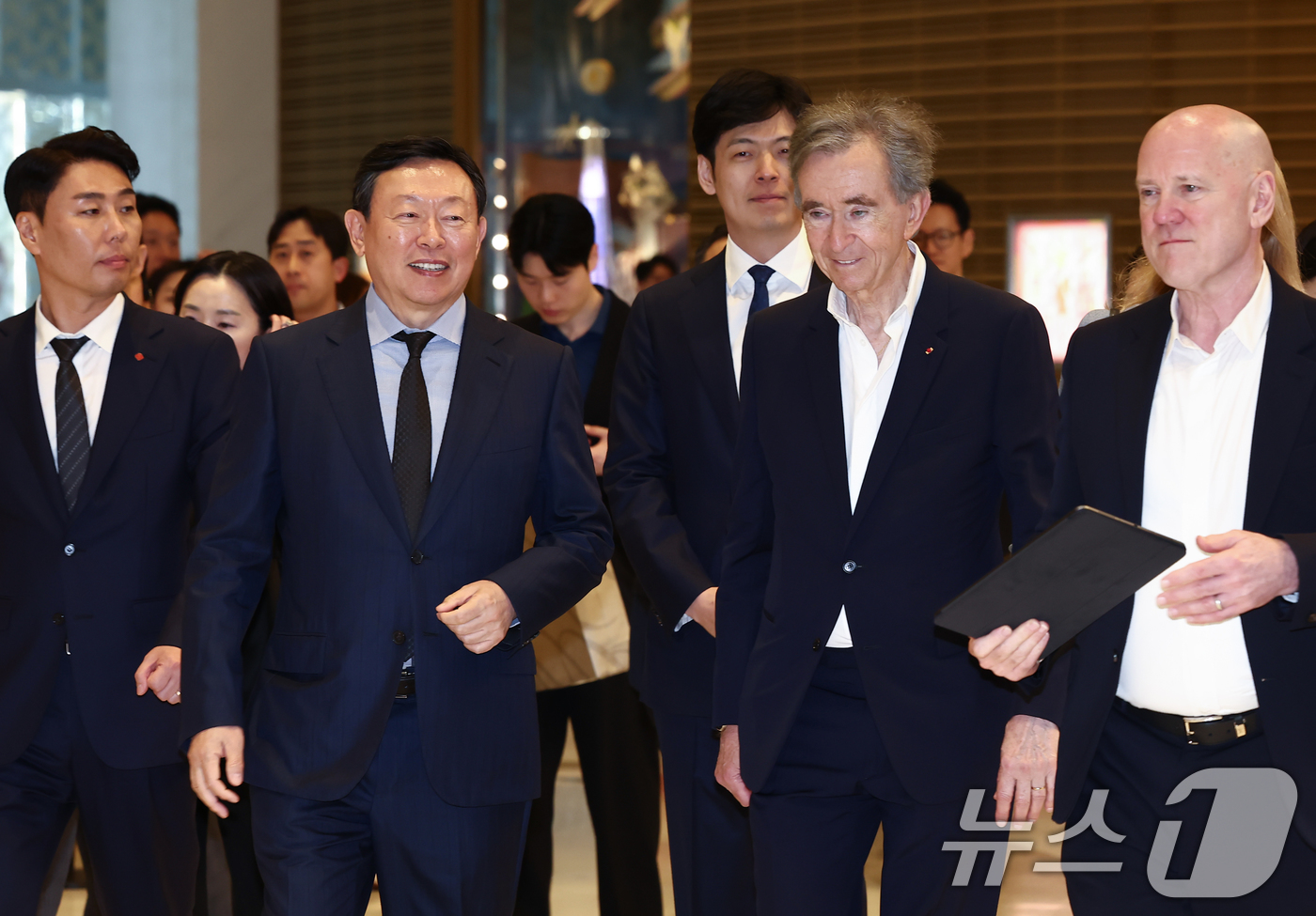 (서울=뉴스1) 김민지 기자 = 베르나르 아르노 루이비통모에헤네시(LVMH) 회장과 신동빈 롯데그룹 회장이 11일 오후 서울 송파구 루이비통 롯데백화점에비뉴엘월드타워점을 방문, 매 …