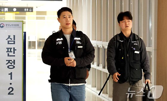 본문 이미지 - 최승호 초기업노동조합 삼성전자지부 위원장이 11일 세종시 중앙노동위원회에서 열린 삼정전자 사후조정 회의를 위해 조정회의실로 입장하고 있다 2026.5.11/뉴스1 김기남 기자